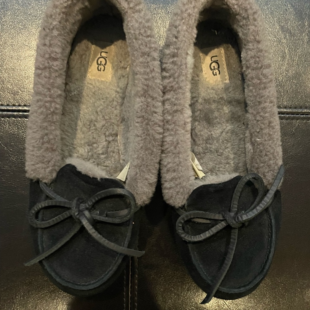 UGG slippers closed with grey inside fur and suede on outside